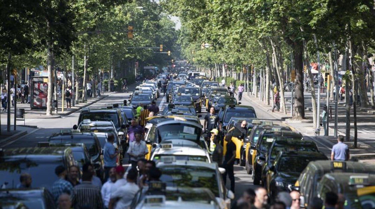 Hace pco más de un mes, los taxistas hicieron una marcha lenta por Barcelona para protestar