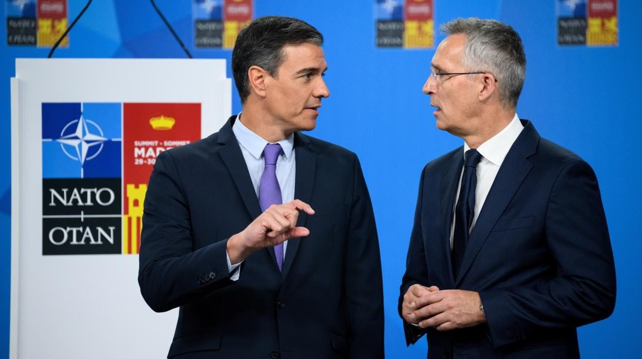 Pedro Sánchez, junto a Jens Stoltenberg, secretario general de la OTAN