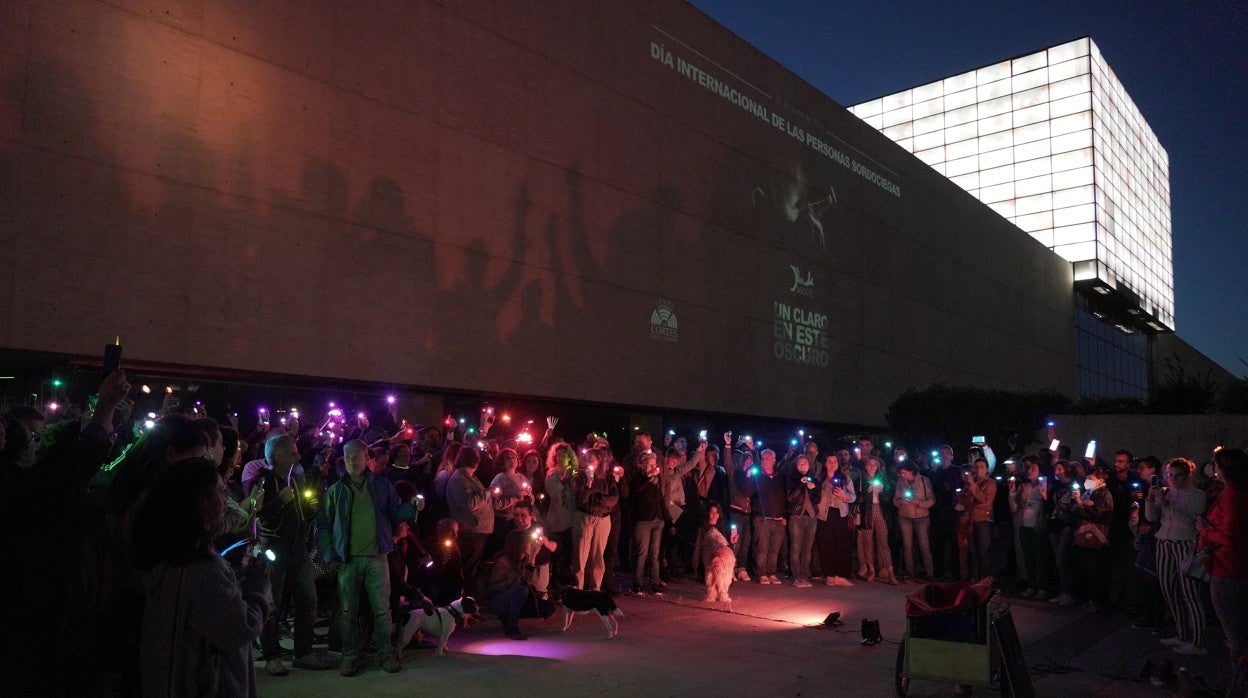 Decenas de personas iluminaron ayer la explanada de las Cortes con los colores de la bandera arcoíris