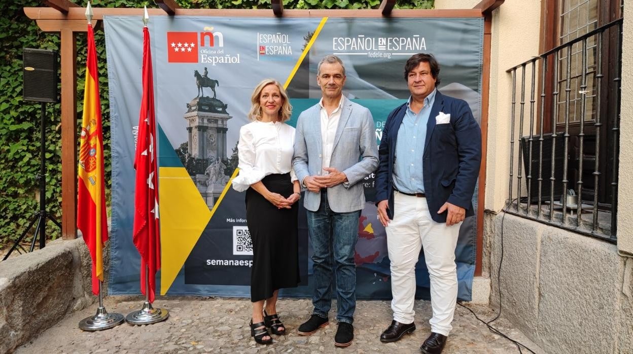 Toni Cantó, Begoña Llovet y Antonio Anadón, en la presentación de la Semana del Español, en la Casa Museo de Lope de Vega