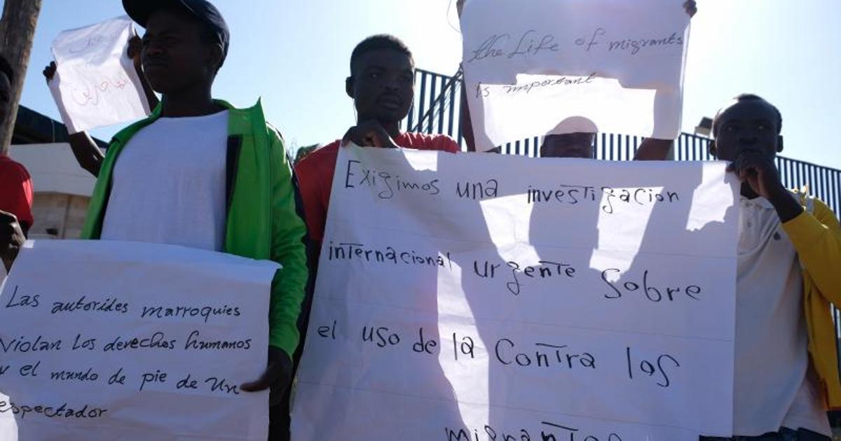 Un grupo de subsaharianos se concentran en el CETI para protestar por los sucesos del 24 de junio en Melilla