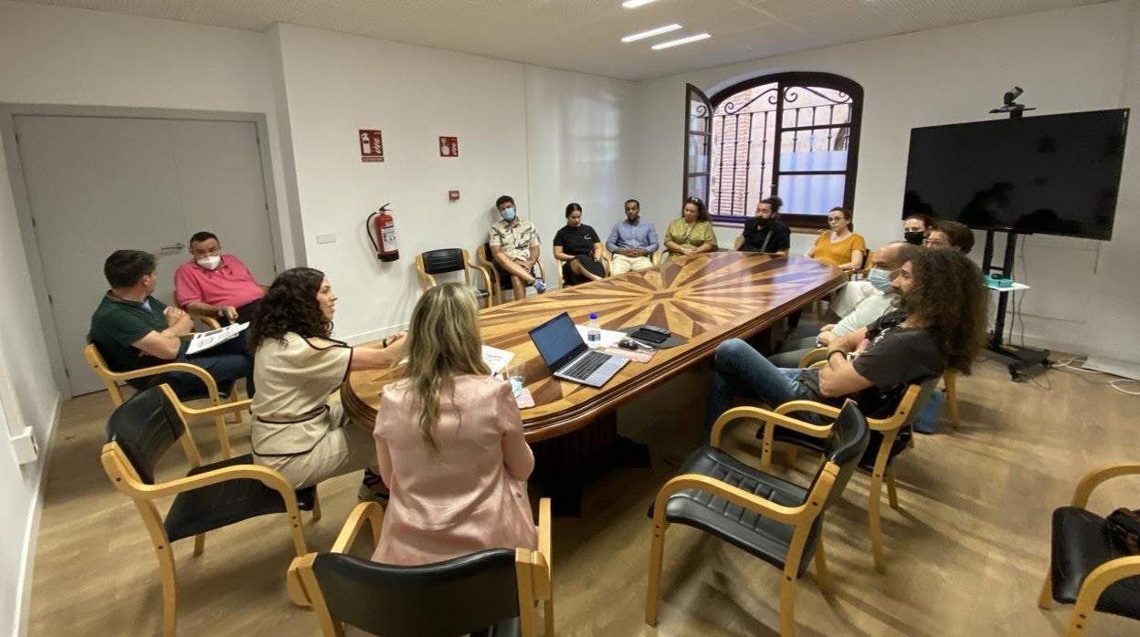 Noelia de la Cruz durante la reunión mantenida este martes con los colectivos afectados