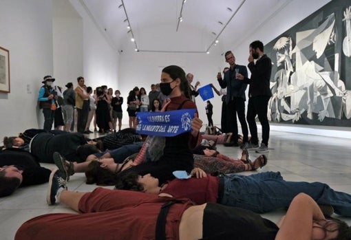 Los activistas anti-OTAN, esta mañana, en el museo Reina Sofía