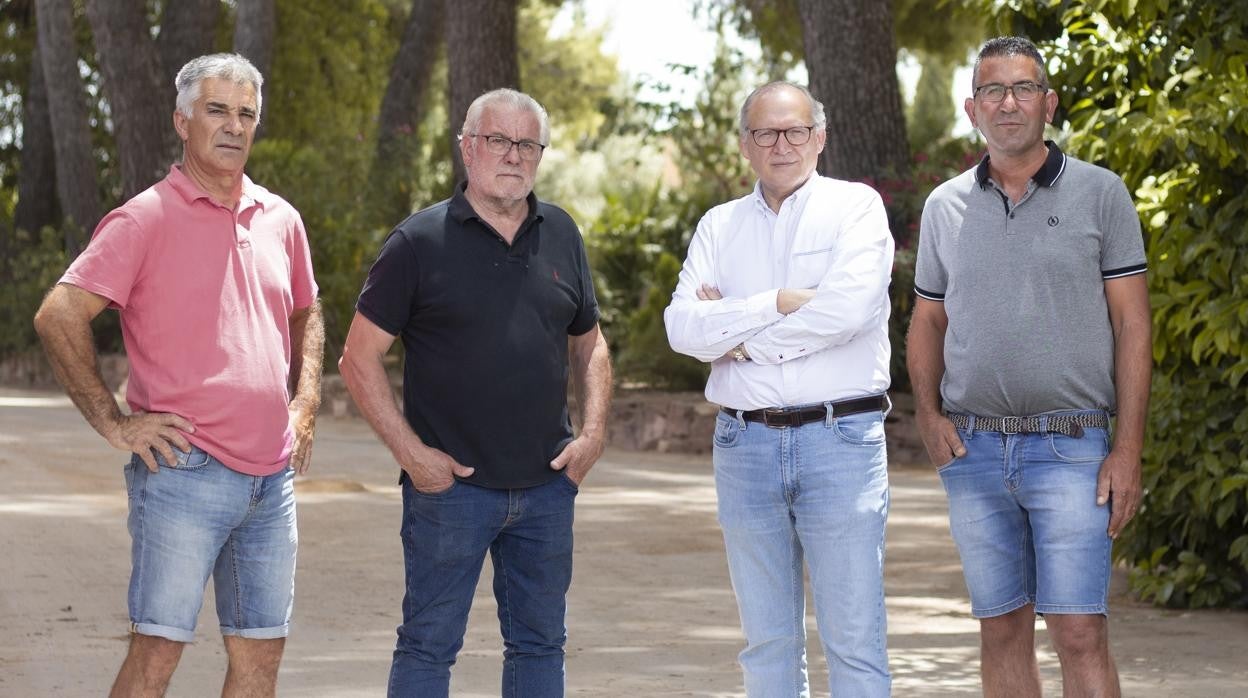 Juan Carlos Salinas, Emilio Expósito, Fernando Medina y Jorge Hernández en las instalaciones de la bodega Dominio de la Vega en San Antonio, Requena