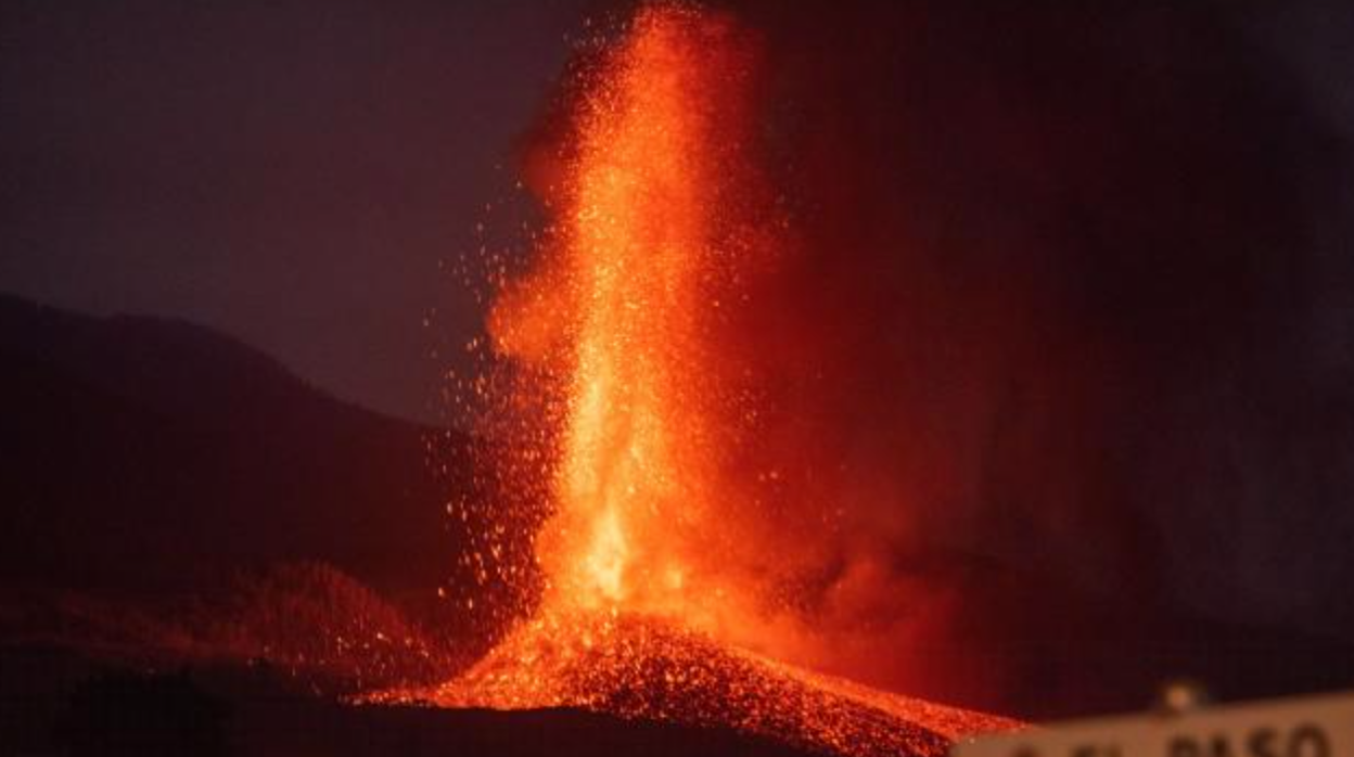 El cráter principal visto desde El Paso en los primeros días de erupción