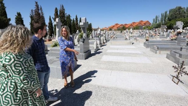 Tolón visita las obras de mejora del cementerio