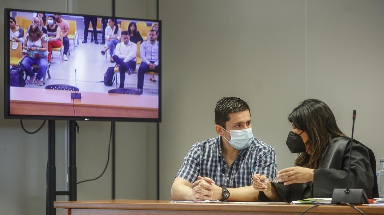 Imagen del acusado junto a su abogada durante el juicio que se celebra en la Audiencia de Valencia