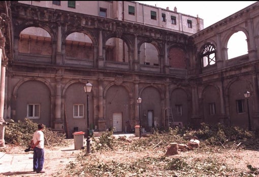 Estado del Claustro de los Jerónimos antes de su restauración