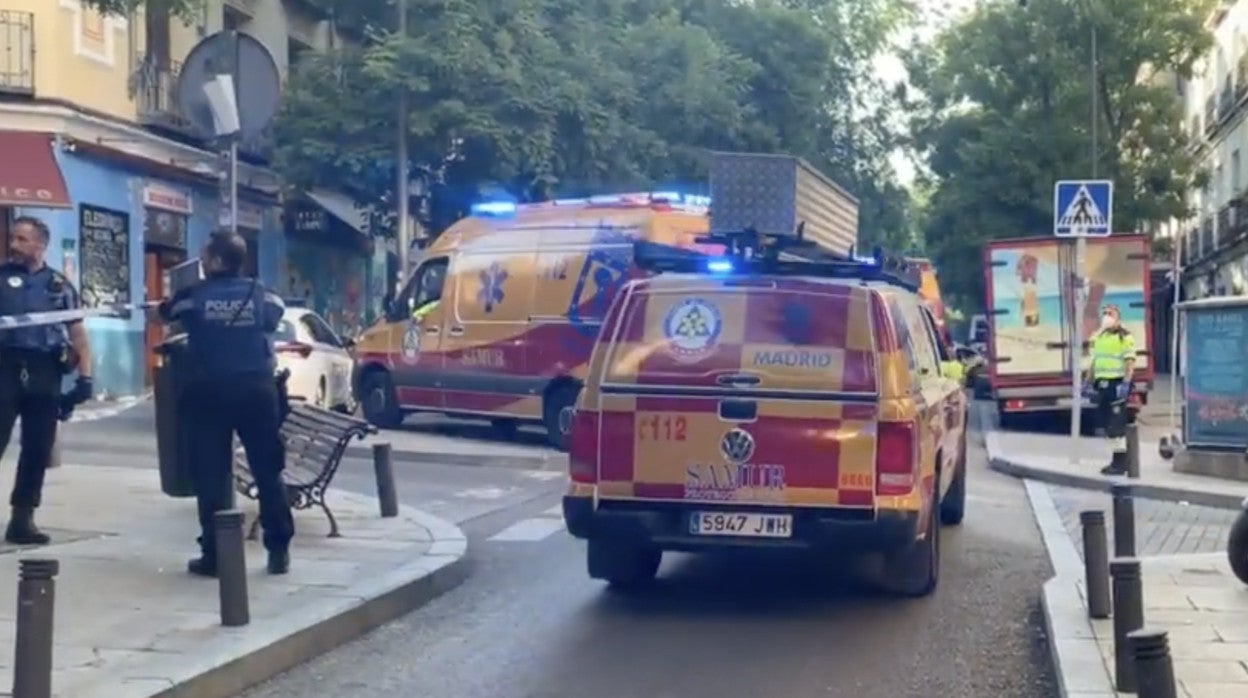 La Policía Municipal y el Samur, esta mañana, en el lugar del suceso