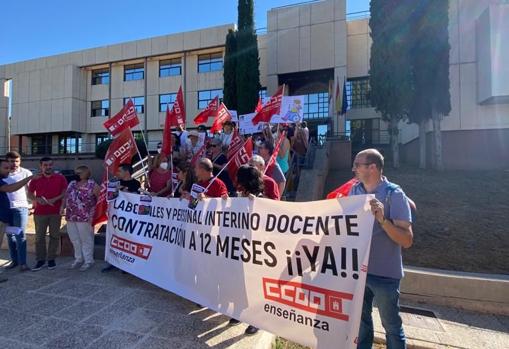 Manifestación a las puertas de la Delegación de Educación en Toledo