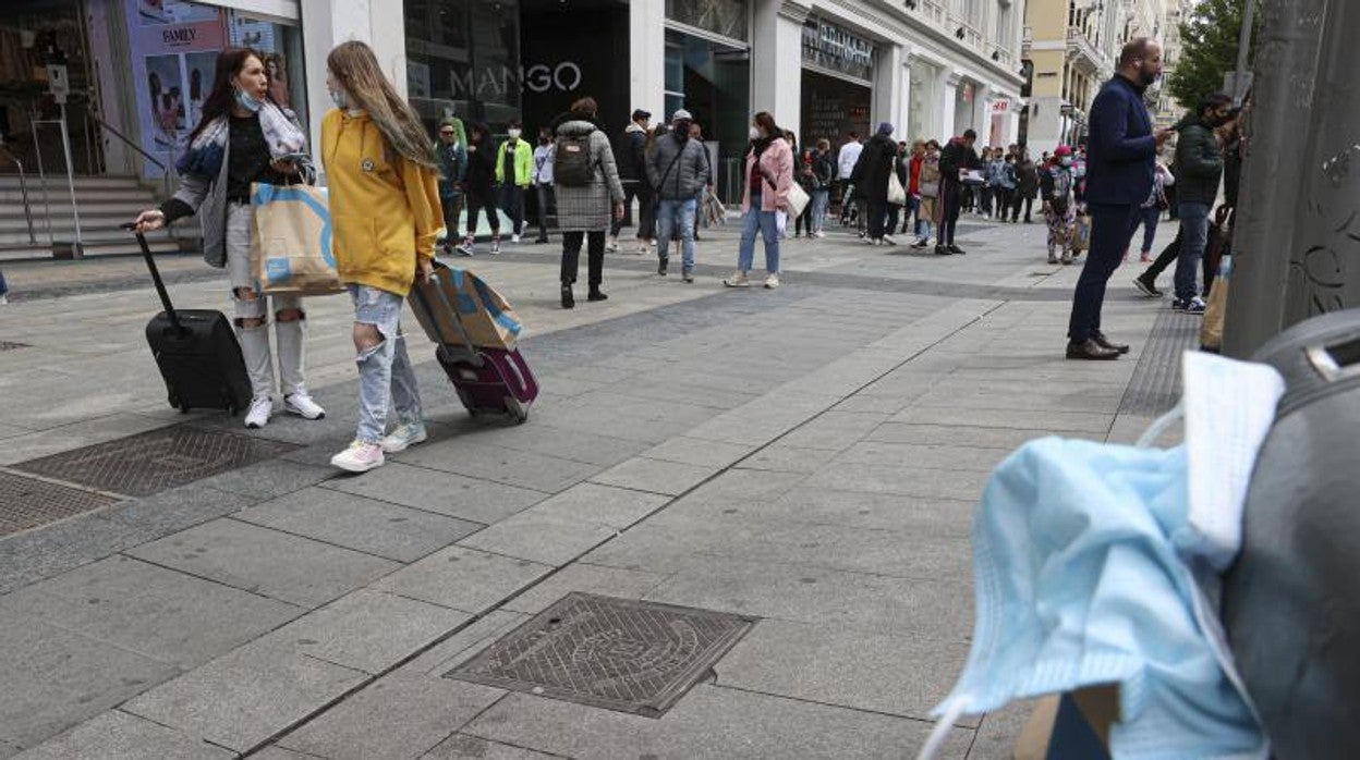 Mascarilla en una papelera en Madrid