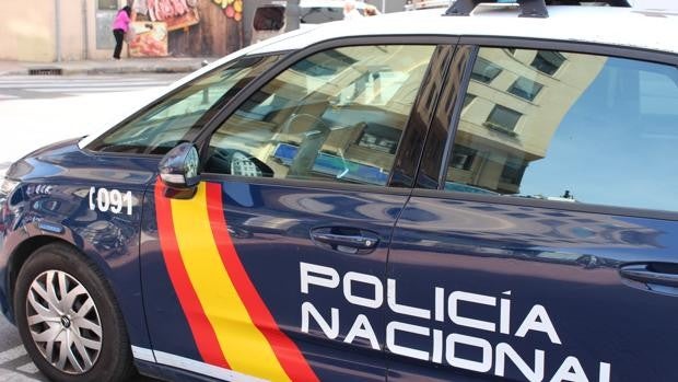 Suplanta a un conocido jugador de baloncesto y deja a deber 2.500 euros en alcohol en varias discotecas de Valencia