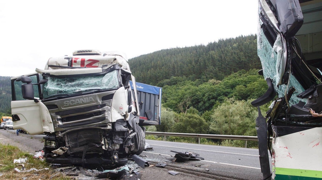 Los tres vehículos implicados en el accidente han sufrido importantes daños