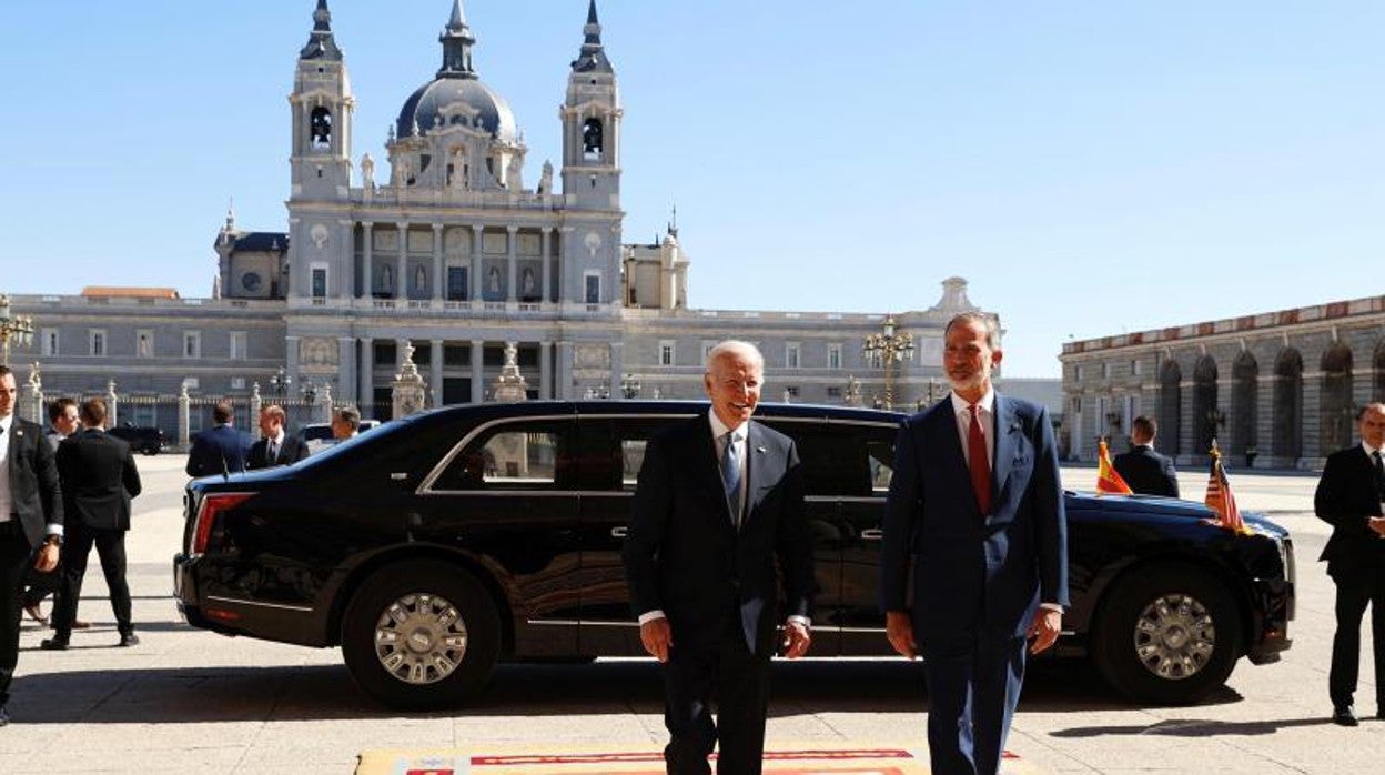 El presidente de Estados Unidos, Joe Biden, y el Rey de España, a su llegada a la cena de bienvenida en el Palacio Real