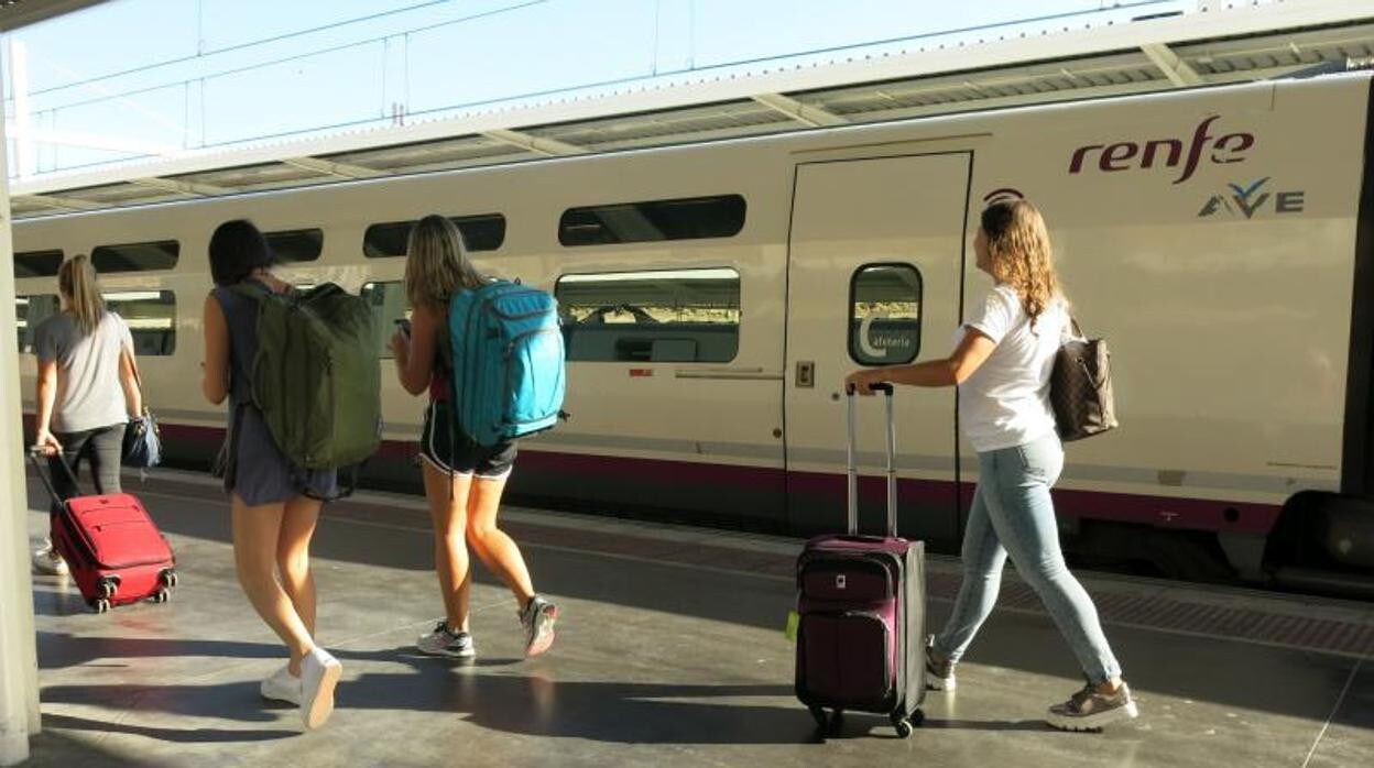 Viajeros del AVE entre Alicante y Madrid, en la estación