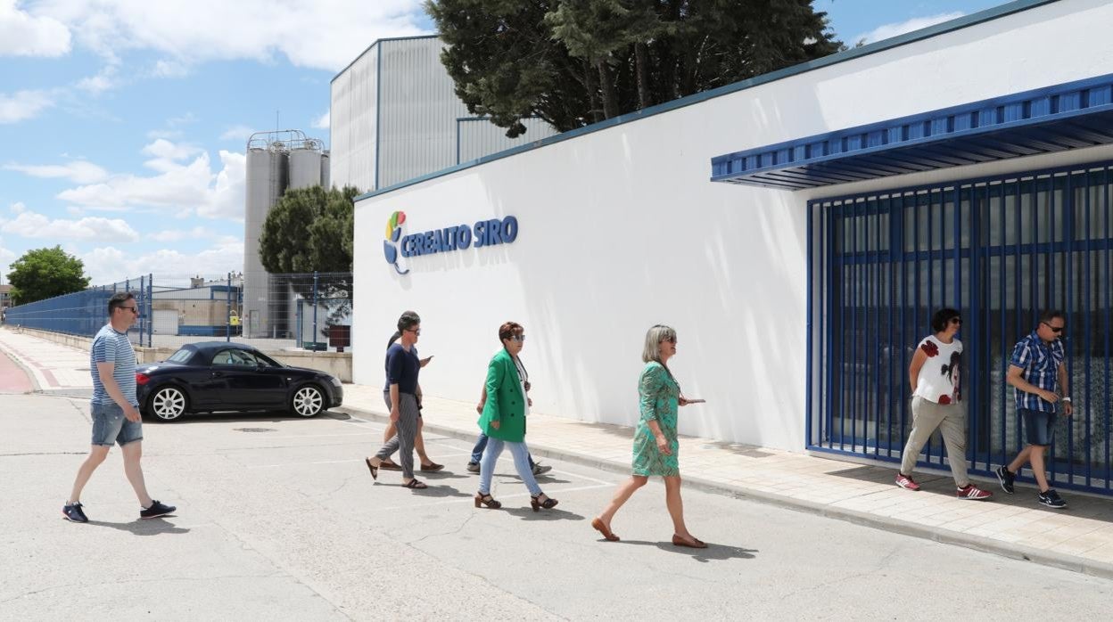 Trabajadores entrando a la fábrica de Siro en Venta de Baños (Palencia)