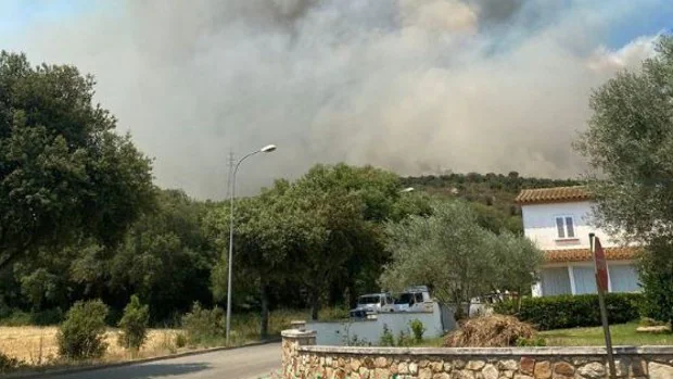 Un incendio en Castell d'Aro (Gerona) obliga a evacuar una urbanización y a confinar otra