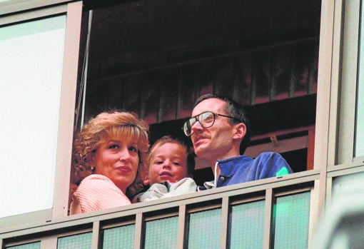 Pocas horas después de llegar a su casa, Ortega Lara salía a saludar a la multitud desde su balcón. Le acompañaba su mujer y su hijo