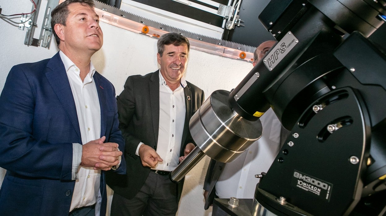 El presidente de Castilla-La Mancha, Emiliano García-Page, en el nuevo observatorio astronómico de Vega del Codorno