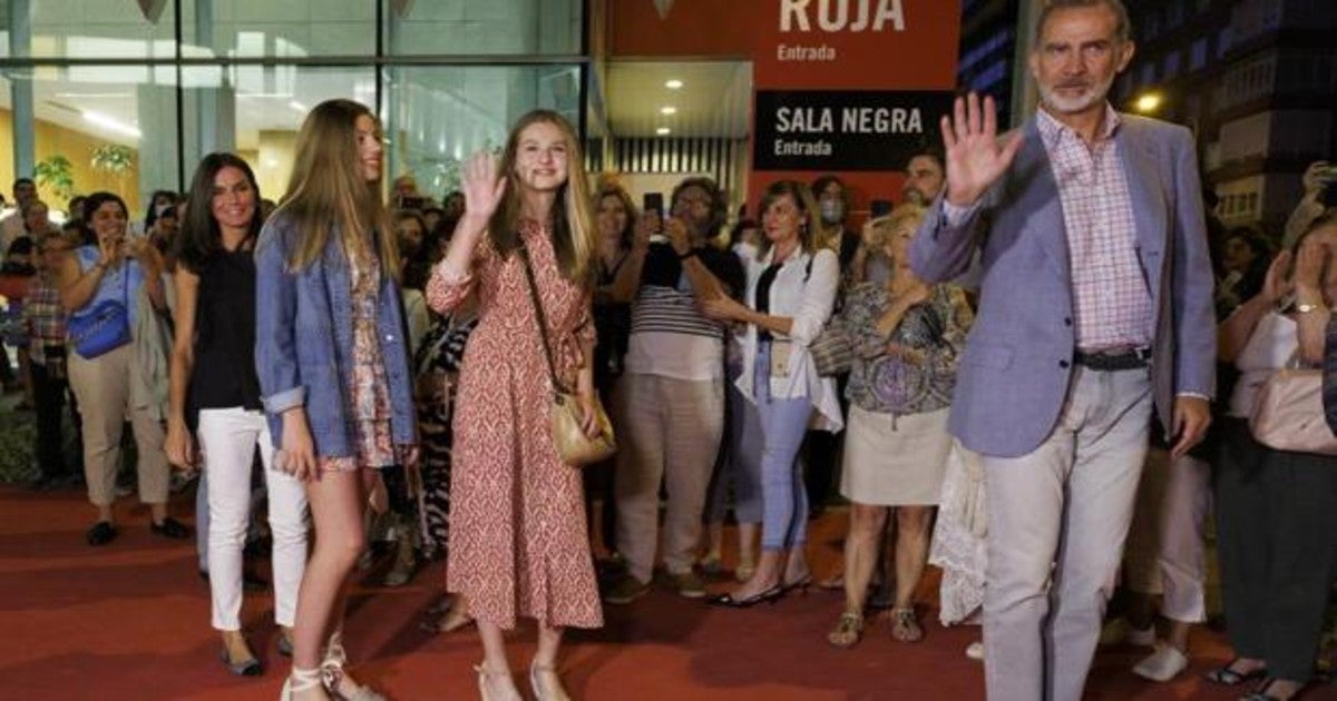 El rey Felipe (d), la reina Letizia (i) y sus hijas, la princesa Leonor (2d) y la infanta Sofía (3d), salen del espectáculo de Maria Pagés en los Teatros del Canal, hoy sábado en Madrid