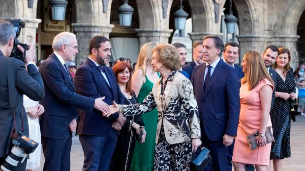 La reina Sofía preside el concierto de la orquesta de cámara Freixenet en la plaza Mayor de Salamanca