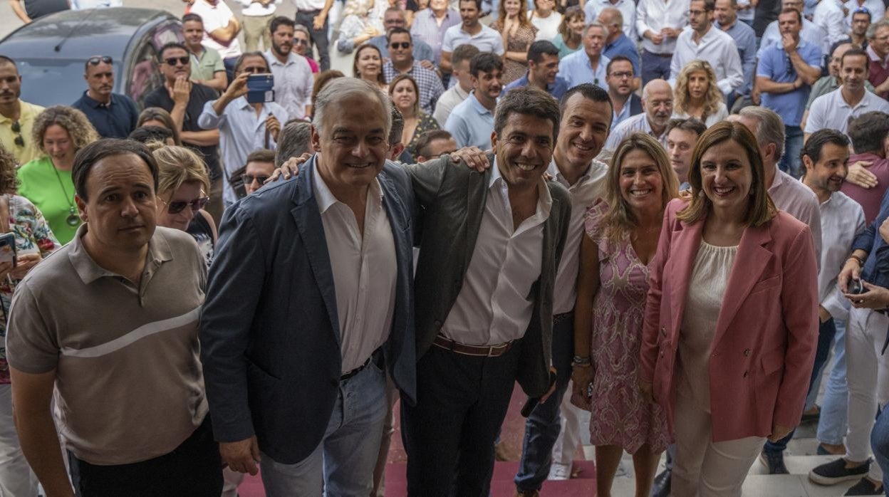 Imagen del vicesecretario Institucional del PP, Esteban González Pons y el presidente del PPCV, Carlos Mazón (en el centro) durante el acto celebrado este sábado en Valencia