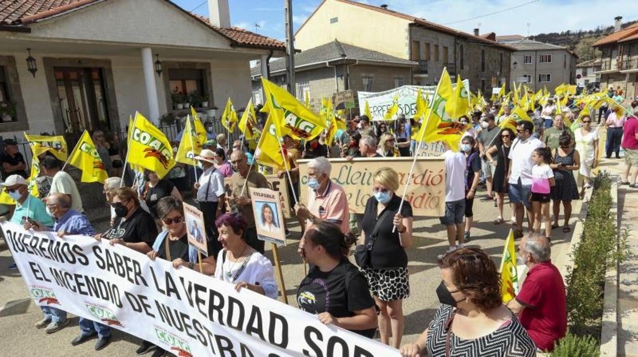 Imágenes de la manifestación por el incendio en la Sierra de la Culebra