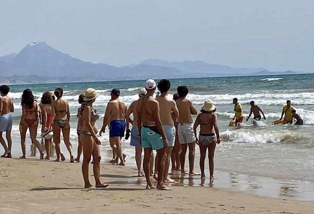 Un bombero fuera de servicio rescata a un bañista en peligro tras volcar una embarcación en una playa de Elche