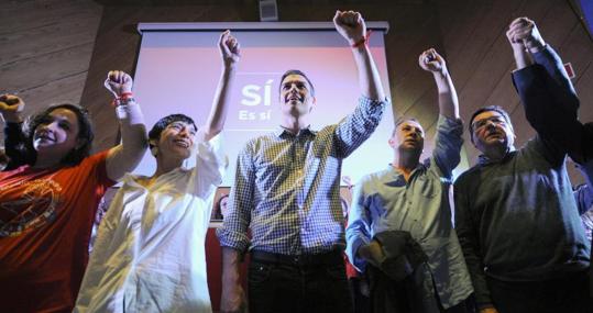 Sánchez, puño en alto, cantando 'La Internacional'