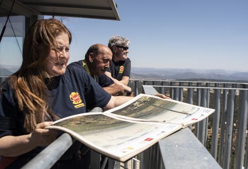 Marta Jerez, Ángel Lastras y Juan José Martín vigilan el terreno forestal