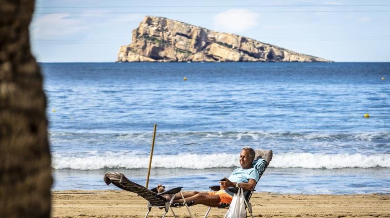 Un hombre toma el sol en una tumbona en Benidorm