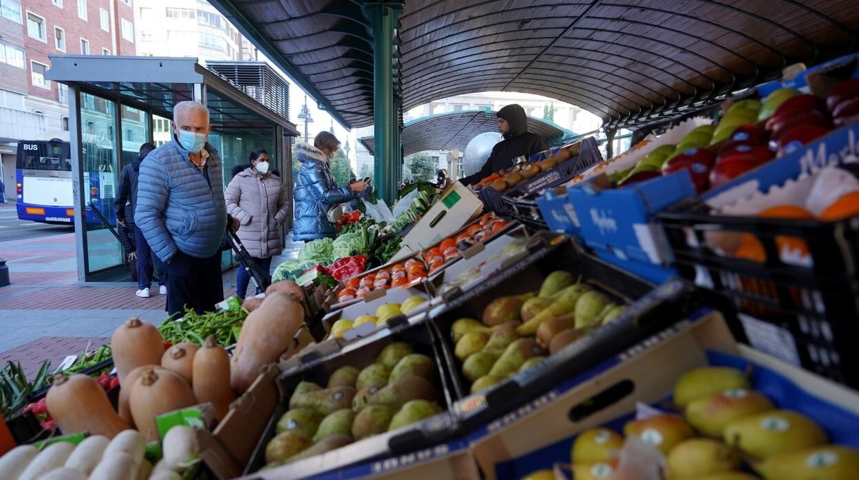 Imagen de un mercado de frutas y verduras en Valladolid