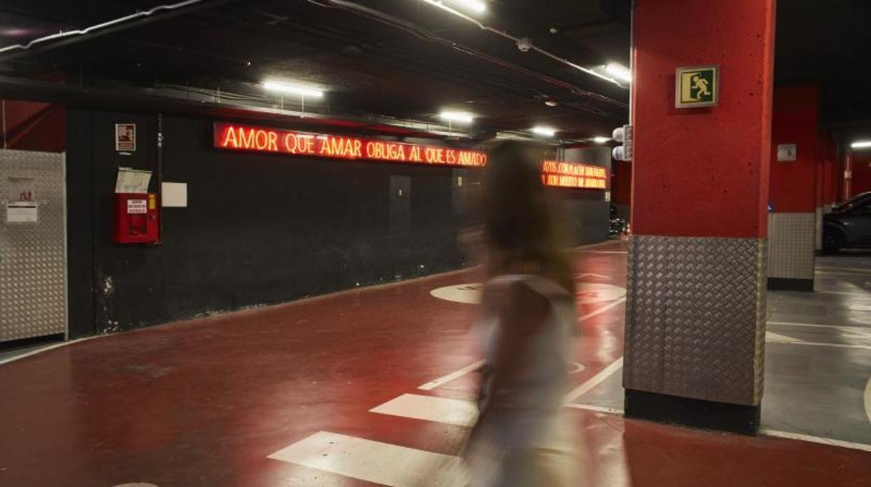 Los versos de Dante, sobre la pared del estacionamiento