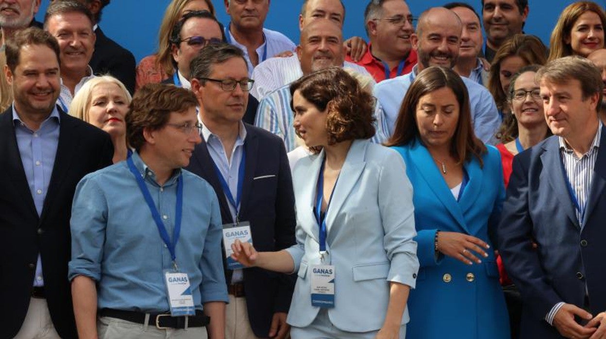 Jose Luis Martínez-Almeida e Isabel Díaz Ayuso, en el congreso regional que eligió a la presidenta de la Comunidad como líder de los populares