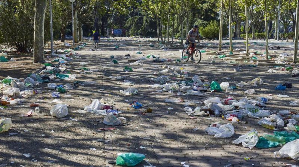 Plaza de Menéndez Pelayo, Ciudad Universitaria. Toneladas de basura quedaron en el suelo tras el macrobotellón