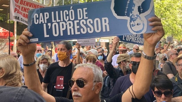 Una estelada y 200 independentistas para asediar al juez Marchena en Barcelona