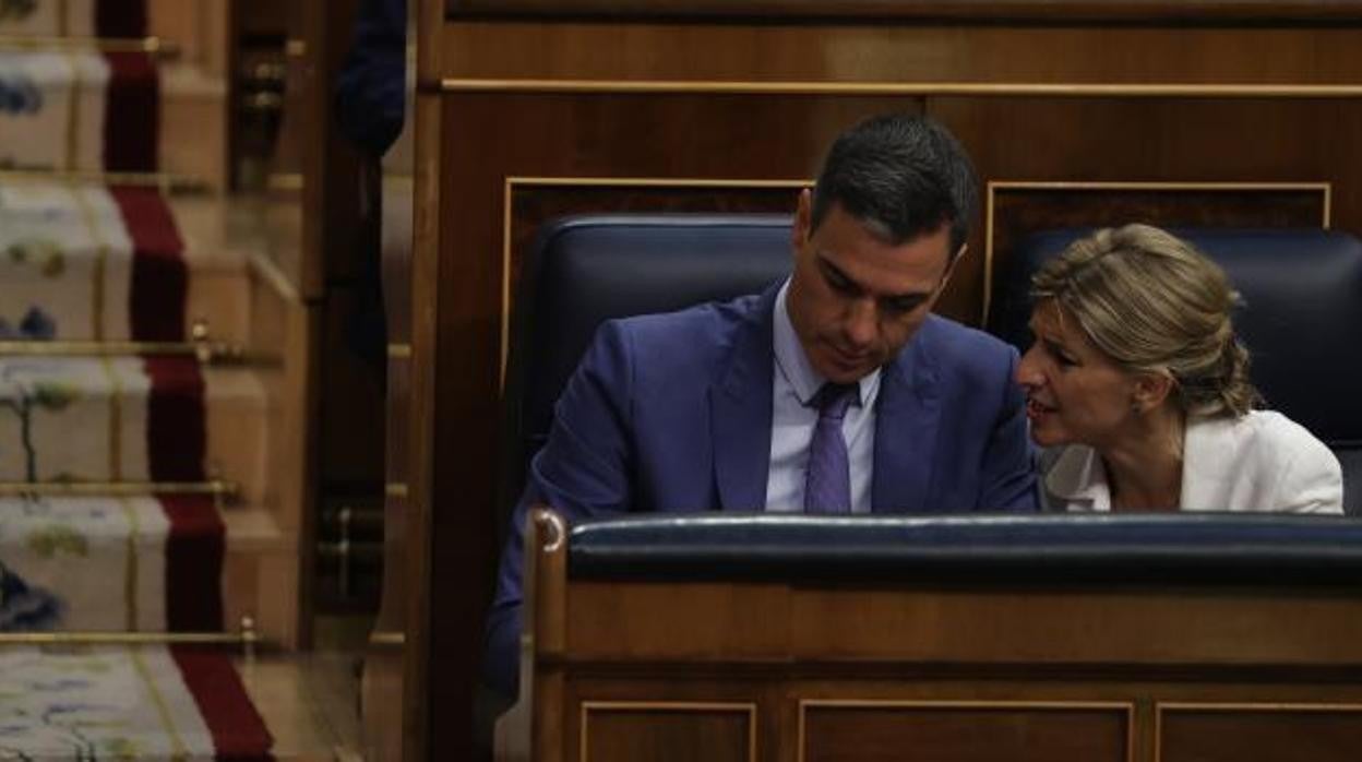 El presidente del Gobierno, Pedro Sánchez, junto a la vicepresidenta segunda, Yolanda Díaz, en el Congreso