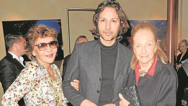Cyrus Pahlevi con su madre, la princesa Ashraf, y Doris Brynne, en París