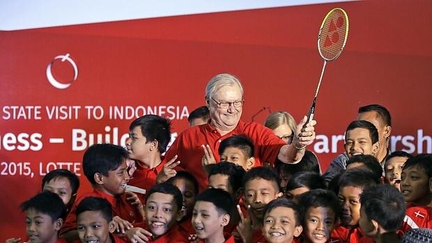 El Príncipe Enrique de Dinamarca posa con un grupo de niños indonesios en Yakarta