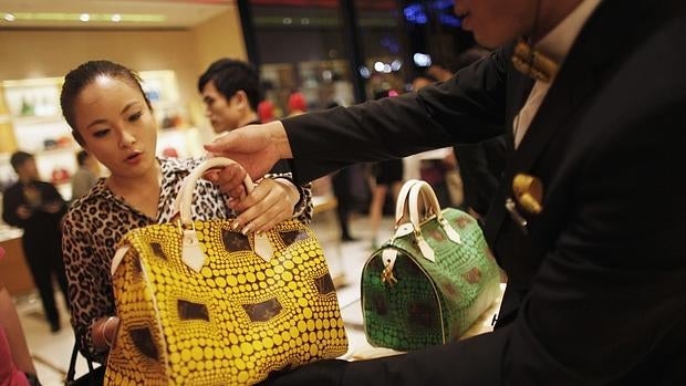 Una mujer compra n la tienda Louis Vuitton de Shanga