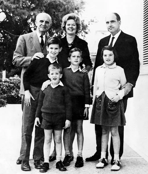Margarita y Andreas Papandreu junto al padre de este y cuatro de sus hijos