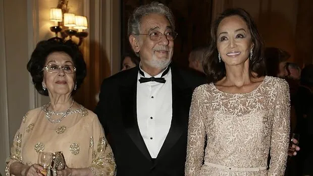Plácido Domingo con su esposa e Isabel Preysler en los premios de «Vanity Fair»