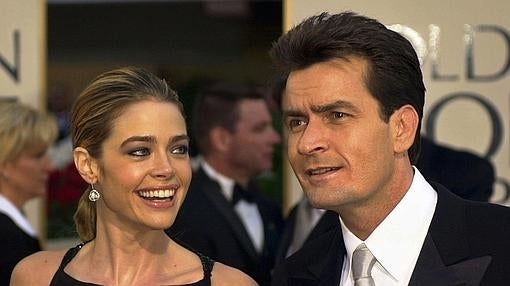 Charlie Sheen junto a su por aquel entonces mujer Denise Richards