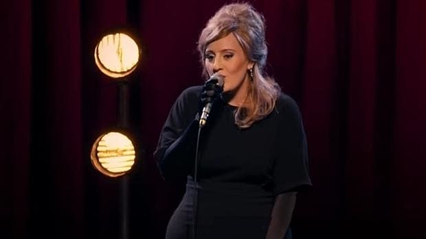 Captura de foto de Adele disfrazada para simular ser una concursante en un programa que buscaba a su doble