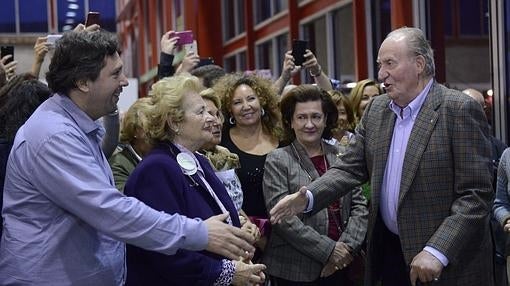 El Rey emérito es recibido por una multitud a su llegada al Rastrillo