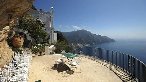 Una de las terrazas de la villa sobre el mar Mediterráneo