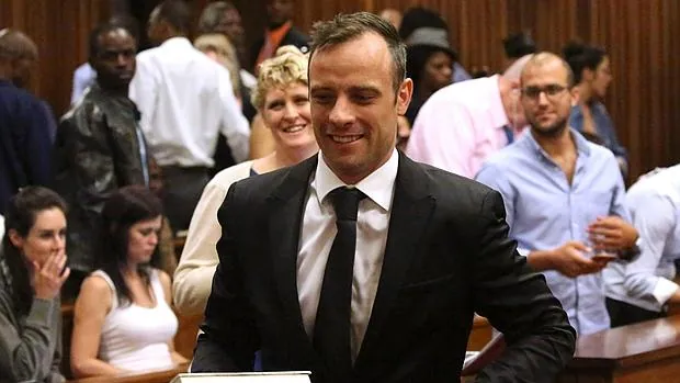 Oscar Pistorius sonríe al abandonar el Tribunal Superior de Pretoria