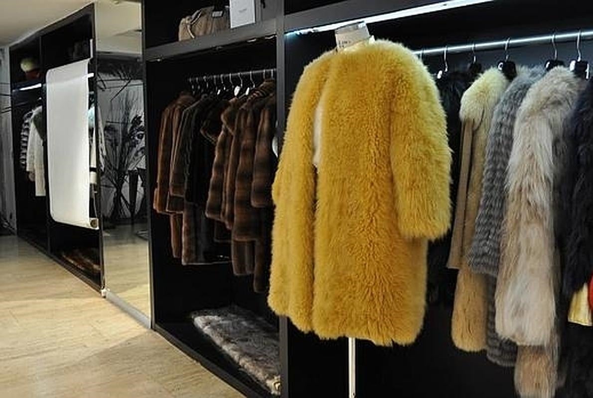 Los abrigos de Miguel Marinero en su tienda-taller. En primer plano, uno de cashmere amarillo