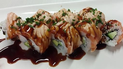 Maki de salmón con soja balsámico