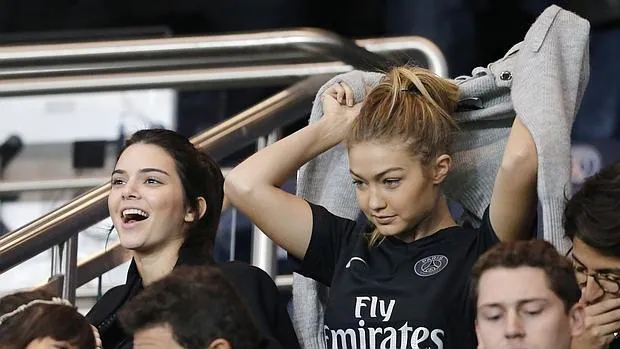 Kendall Jenner y Gigi Hadid el pasado mes de octubre en un partido de la liga francesa